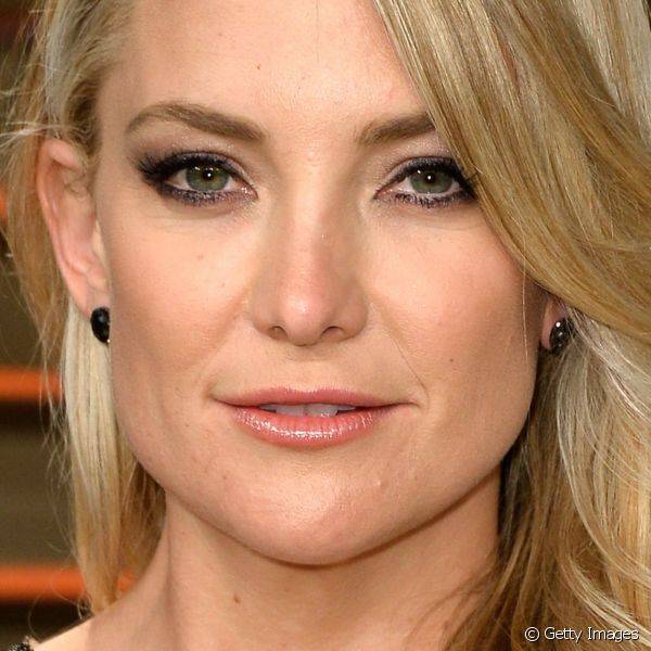 Os olhos pretos esfumados deixaram o look da atriz ainda mais glamouroso para festa da Vanity Fair pós-Oscar, em 2014